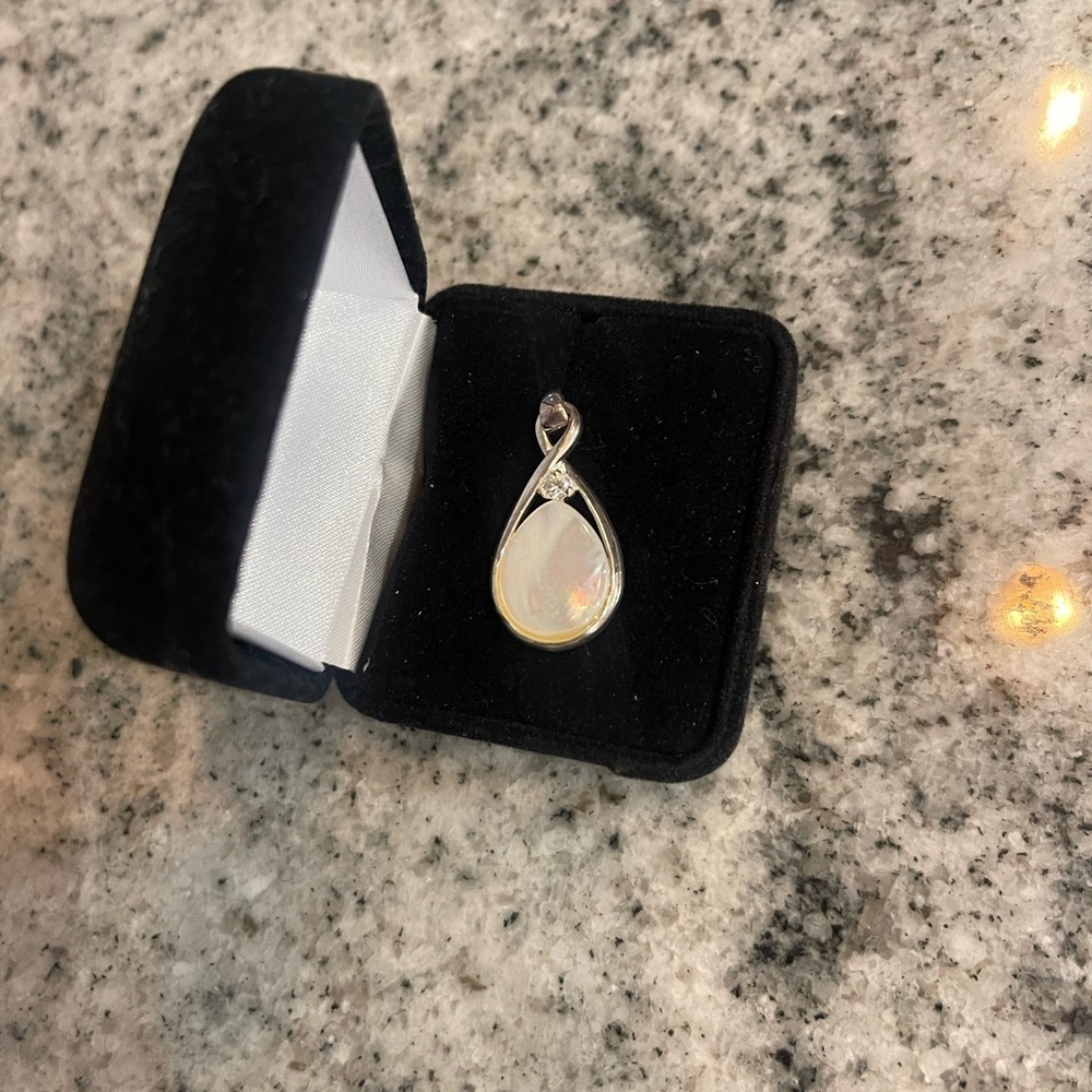 Elegant 925  Silver Teardrop Pendant with diamond and mother of pearl
